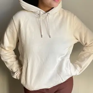 Krämvit hoodie med luva från h&m som är superskön.
