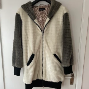 Pälsjacka - Väldigt fin pälsjacka från Rock and Blue. Använd ett par gånger, bra skick. Stäcker sig ungefär ner till knäna. Väldigt varm och mysig att ha på sig. Storlek 38. Säljer för 800kr+frakt. 