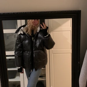 Sandro puffer jacket  - Jättefin och varm jacka från sandro💗 köpte den för ca 5000🌸 jag har s i jackor i vanliga fall men denna är oversize i modellen så den passar allt från S till L skulle jag säga