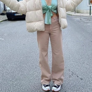 beiga jeans stl 28 - Lånade bilder! Men super fina beiga jeans från monki i stl 28. Köpte för 400 och säljer dessa jeans för 300 kr (frakten ingår i priset) 💗