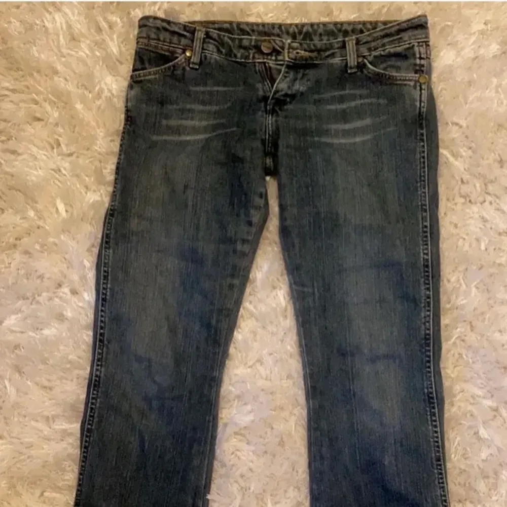 Skit snygga lågmidjade jeans!💕 skriv privat för fler frågor . Jeans & Byxor.