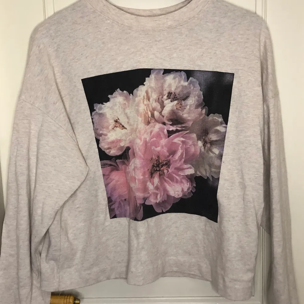 En tröja från hm i storlek xs. Går inte köpa längre eftersom att det är Helena Christensen X hm. Köpt för 250kr, säljer för 100kr + frakt. Köparen står för frakten. . Tröjor & Koftor.