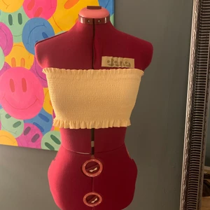 Bandeau top - Jättesöt bandeau top från gina köpt för något år sen, tyvärr är den för liten, därför säljer jag!