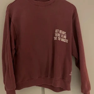 PULL AND BEAR TRÖJA - Supercool vinröd ish Pull And Bear tröja i mycket fint skick💓 Storlek Xxs men skulle säga att den passar Xs och S, 120kr!