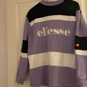 Ellesse oversize sweatshirt strl 38/M - Fin tröja som passar med vad som helst och vilket årstid det är. Den är vintage från 90-talet och har den uniqa looks. Köparen står för frakten!