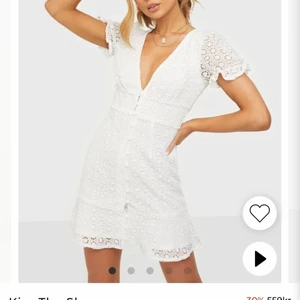 Nelly - Säljer denna super fina klänning! Aldrig använd så prislappen är kvar! Säljer för 100 + frakt