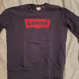 Levis tröja mörkblå storlek S