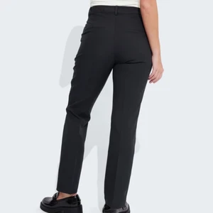 Kostymbyxor  - Populära kostymbyxor från bikbok i modellen Vilma. De går ner till golvet på mig som är 164cm. Frakt tillkommer