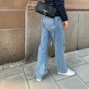 Zara Jeans - Säljer mina fina Zara jeans då de inte kommer till användning! Har bara använt ett fåtal gånger och är helt i nyskick❤️ Sitter som en 27/28 i midjan och är inte så långa i benen🥰 Köpt för 399kr i Zara butiken för några månader sen!