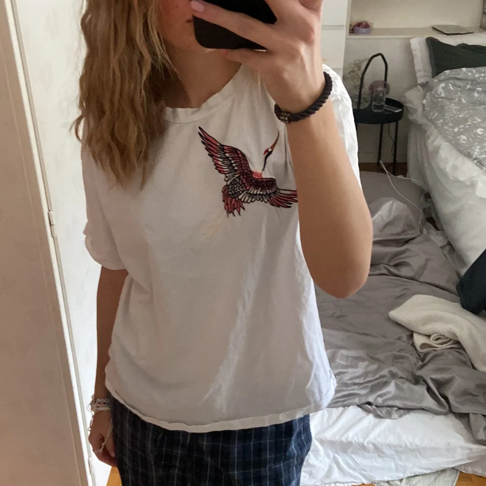 Superfin tröja från Lindex men en liten fin fågel på💖. T-paidat.
