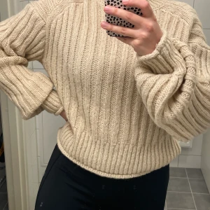 Stickad tröja  - Stickad tröja från Nly trend. Storlek M som passar både M och S