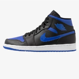 Air jordan 1  - Säljer mina Air Jordan 1 mid ”hyper royal”. Skorna är i mycket bra skick då dom inte använts mycket alls, box finns kvar. Skriv privat om ni vill ha fler bilder eller vid frågor💕