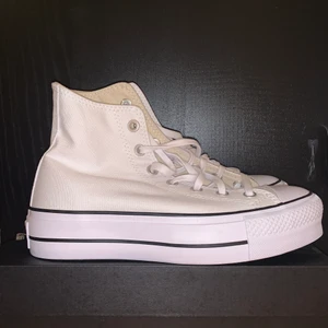 Converse platå 37,5 - Jag är 37-38 lite varierande, de passar mig men jag har ett par likadana i svart så säljer dom då jag inte hann skicka tillbaka dom i tid. Dom är helt oanvända bara testade, köpta från asos för 920kr. Buda ett pris så kan vi komma överens om något