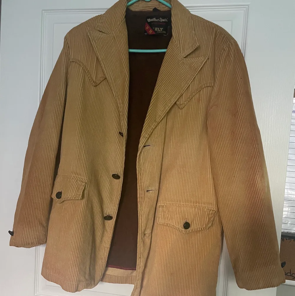  Vintage corduroy jacket weatherJack sportswear by Ely and Walker. Size large. Red fades in left shoulder area. . Jackor.