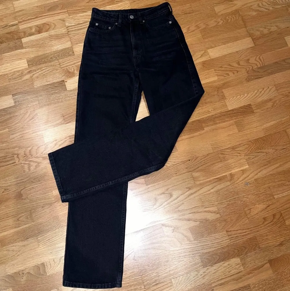 Jeans i nyskick i modellen Rowe extra high. Säljer då de är för små för mig.. Jeans & Byxor.