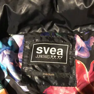 Säljer denna skit snygga Svea jacken eftersom att den aldrig kommer till användning. Har bara använt den fåtal gånger så den är så gott som ny. Det är en dunjacka så den är väldigt varm och skön.