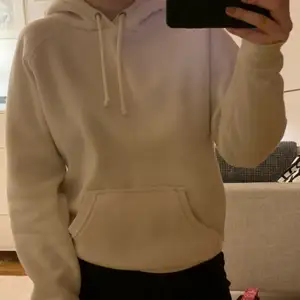 Super fin gräddvit hoodie, mjukaste/skönaste och varmaste Hoodien jag har 😍 Aldrig använd enbart testad. Från bikbok i nyskick. Strl XS men passar mig som har S