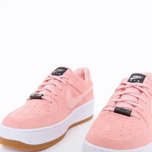 Air force 1 - Säljer nu min fina rosa air force 1, dom ser inprincip helt nya ut, fråga för mer bilder:)