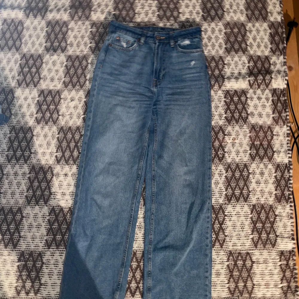 Blå jeans från h&m. Storlek 34, ser konstiga ut på bilden men ser bättre ut på. . Jeans & Byxor.
