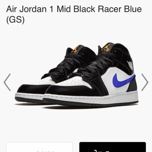 Jordan 1 Mid Black Racer Blue - Säljer dessa fina Jordans då de inte kommer till användning längre då jag bytt stil. Jag köpte dessa från restocks för 2.200 (2021) och går nu för va 2.900. Jag säljer dessa nu för 1400-1300 (pris kan diskuteras). Buda i kommentarerna eller privat! Dessa är i storlek 37.5 men passar en 38 oxkså. Frakten kostar 66kr.💕
