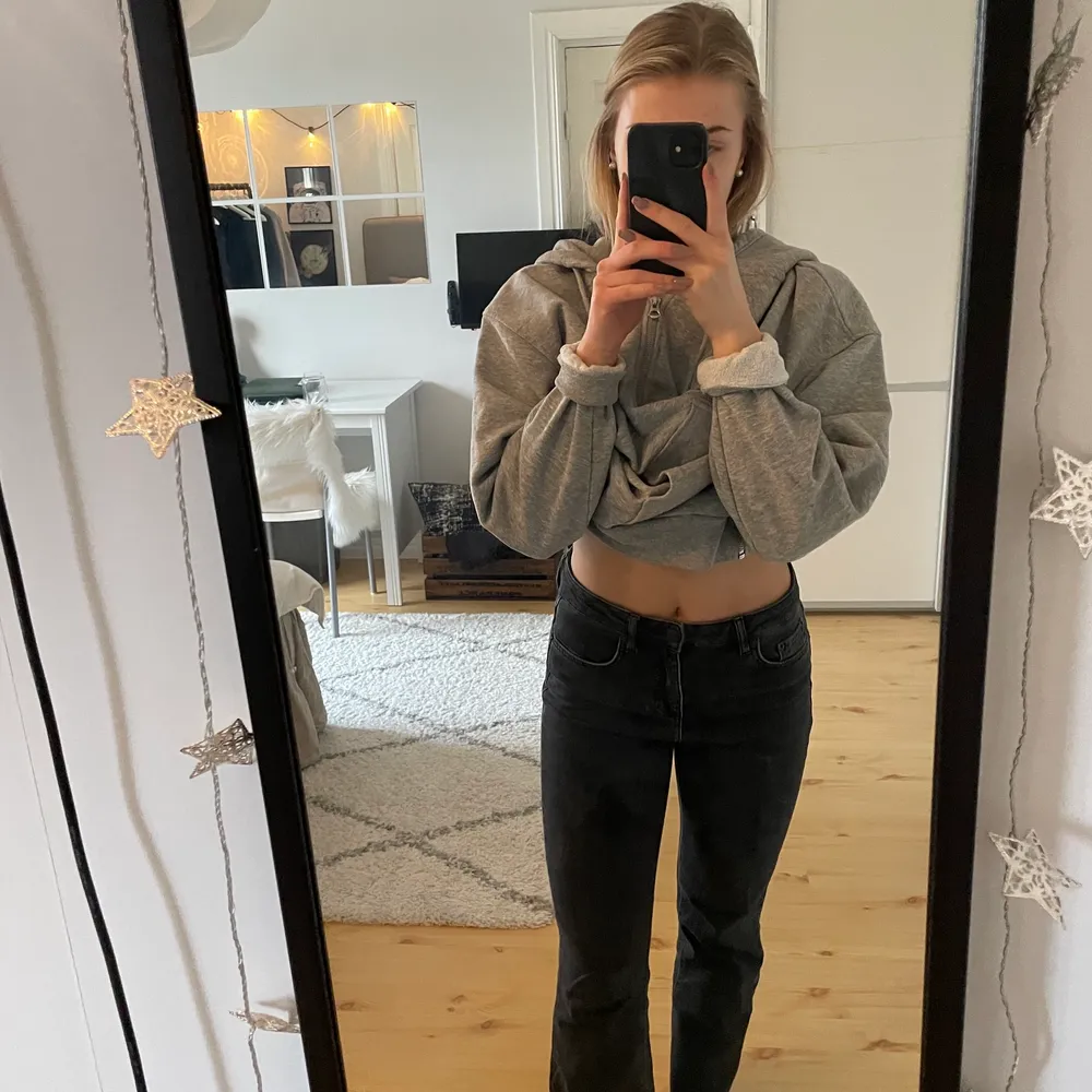 Ett par raka gråa jeans ifrån Gina tricot som tyvärr är för korta för mig💕. Jeans & Byxor.