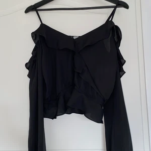 . -  Vackert svart tröja. Anledning varför jag säljer den är att den är för liten på mig