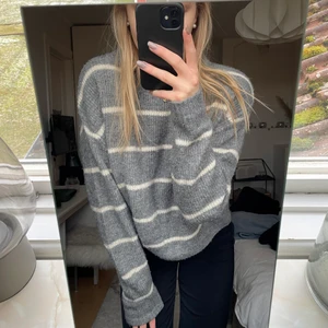 Randig stickad tröja - En grå vit randig stickad tröja ifrån H&M. Är använd ett fåtal gånger så den har inte hunnit bli nopprig💕