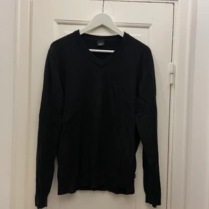 V-neck tröja - Svart v-neck tröja, knappt använd!