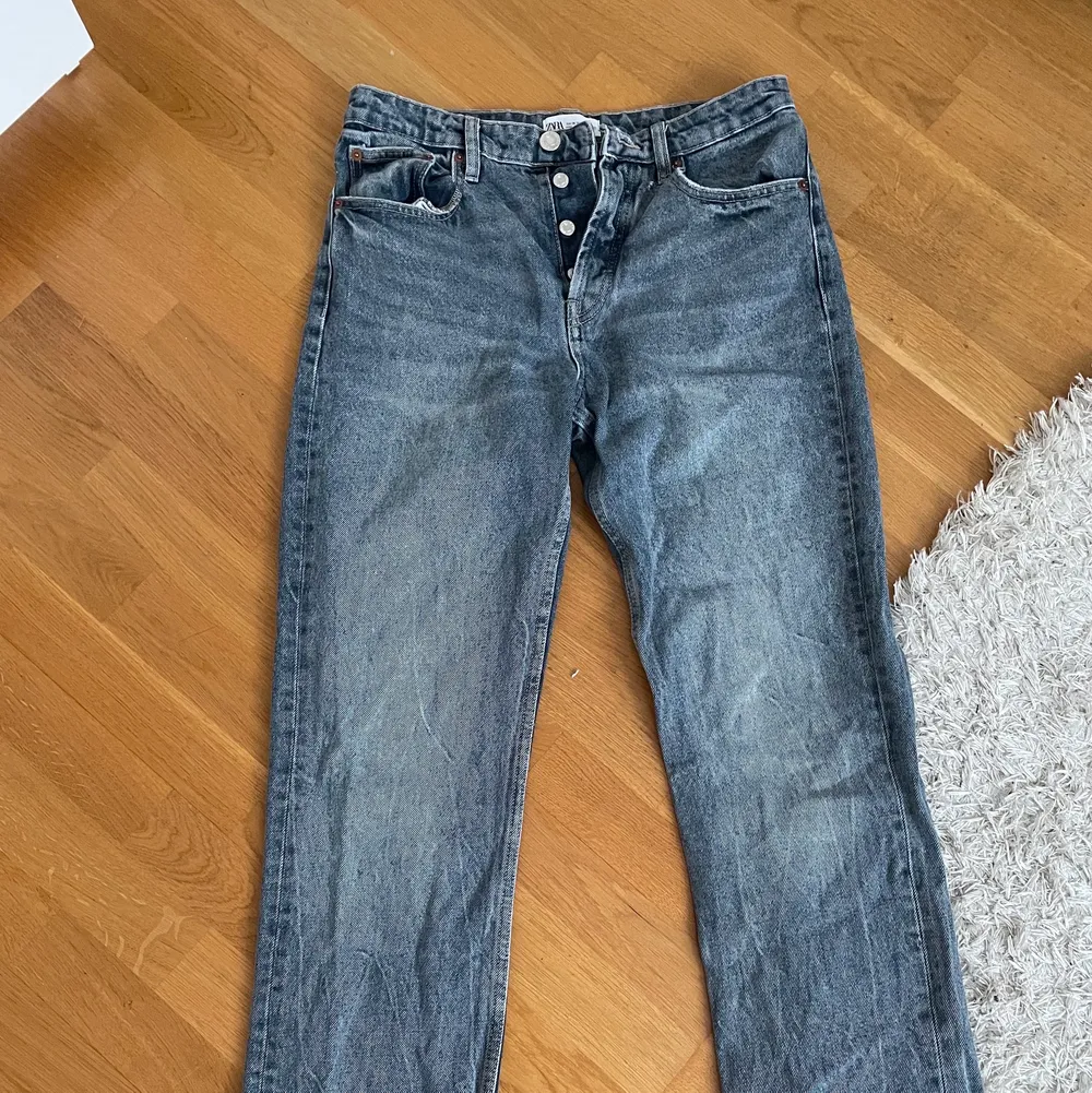 Ett par grå/blå jeans med medellåg midja från zara! Väldigt populära och hittar inte denna färg på hemsidan längre så tror att de är slutsålda! 💓💓💓. Jeans & Byxor.