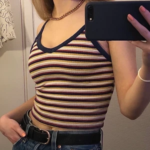 Randigt linne - Supersöt topp från Monki. Randig och lite glittrig. Använd ett fåtal gånger så fortfarande i nyskick!