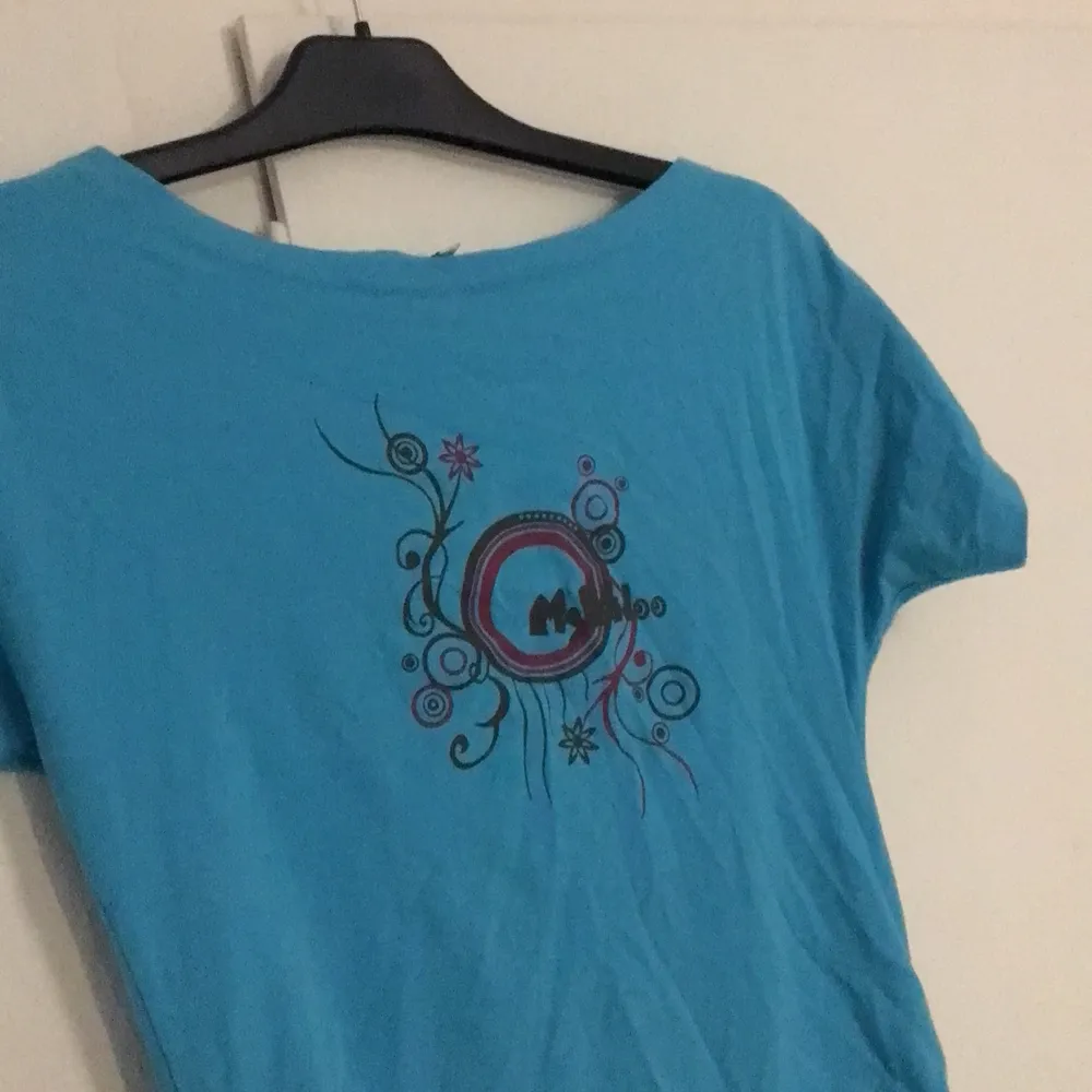 Detta är en Mykido tröja som är turkos med detaljer i sidorna. . T-shirts.
