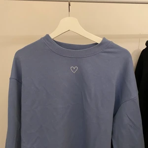 blå sweatshirt  - säljer en blå sweatshirt från monki. den är använd en del därav det låga priset, men jag hittar inga fläckar! frakten betalas av köparen💗 kom privat för frågor