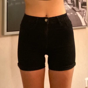 svarta jeansshorts  - blåa jeansshorts från Ginatricot, Molly kollektionen. Sitter så bra och materialet är jätte skönt!!!!! 