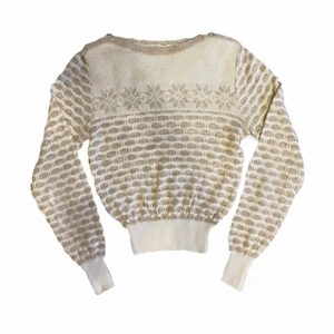 Vintage guldglittrig topp - Vintage 50/60-tals guldglittrig topp med vintermönster. Är croppad, slutet ungefär ovanför naveln. Är i storlek S men är mer XS/S. Fint skick!