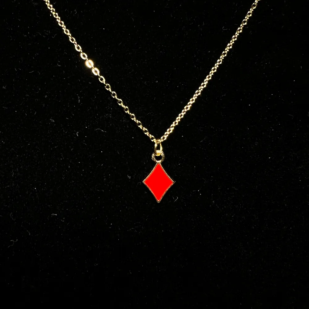 Halsband i rostfritt stål med guldplätterad emaljerad berlock, röd romb♦️ Fri frakt✨. Accessoarer.