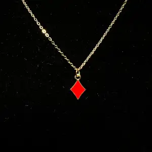 Halsband i rostfritt stål med guldplätterad emaljerad berlock, röd romb♦️ Fri frakt✨