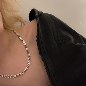 Kedjehalsband - Superfint knappt använt herr halsband, perfekta alla hjärtans dag presenten!☺️ kvitto finns! Köpt för 1200kr