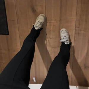 Kostymbyxor ish - Jätte fina Tighta kostymbyxor ish från bikbok med slits, använda fåtal gånger så i fint skick, lite mindre i storleken, frakt tillkommer