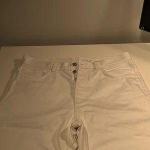 Vita jeans från COS - Vita hyfsat vida jeans från cos använda 1 gång 