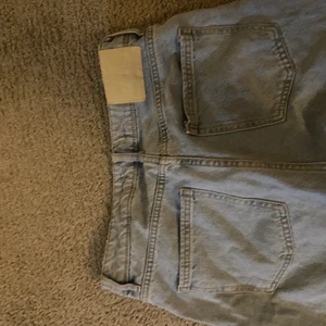 Zara jeans - Jättefina ljusblåa zara jeans. Dom passade tyvärr inte mig som är 164, skulle gissa att de passar bättre på någon som är 170 ish 💓💓Köpta i marbella, tveka inte vid frågor💓💓💓Knappt använda