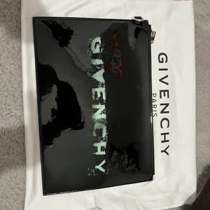 Givenchy clutch - Givenchy clutch jag fått i present. Den är oanvänd och legat i sin dustbag. Givetvis äkta.