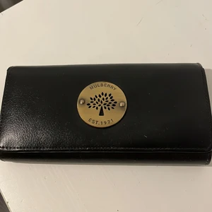 Plånbok  - Mullberry plånbok, ej äkta. Använd en kort period. Så fin trots att den inte är äkta, mycket plats & praktisk.