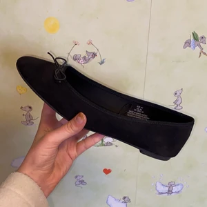 Ballerina skor  - Ballerina skor som aldrig kommit till användning! Vid köp av fler plagg kan jag fixa paket pris! :-)