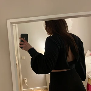 Svart topp med öppen rygg - Svart topp med öppen rygg. Storlek L men insydd i midjan (går att sprätta upp).