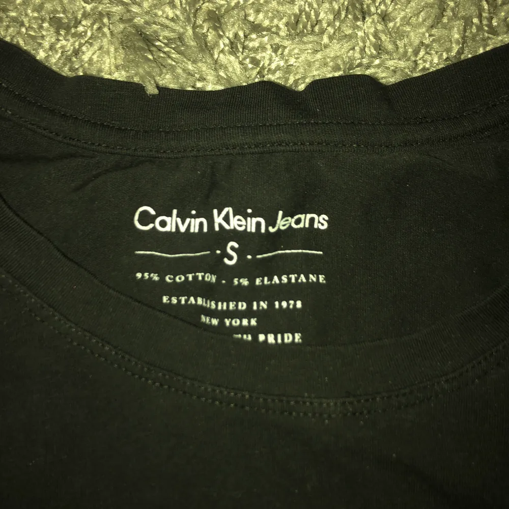 En sällan använd svart Calvin K tröja med ett tryck på bröstet i ett mjukare material, ordinarie pris (399kr) . T-shirts.