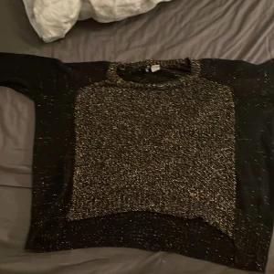 H&M tröja stl S  -  Använd Väl har en liten tråd som sitter lös men annars fin sick! Köparen betalar frakten