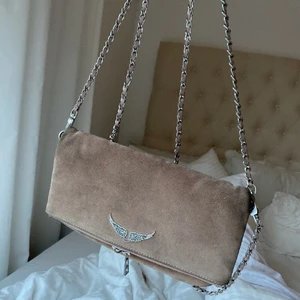 Zadig väska - Säljer denna Zadig väskan som såklart är äkta. Den är super fin och i helt okej skick💞💞 buda från 750kr eller KÖP DIREKT för 1000kr. Skriv för mer frågor💓