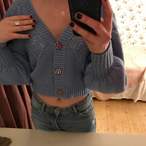 Stickad blå kofta - Säljer denna super sköna och fina blåa stickade koftan/tröja då jag inte använder den. Köpt för en månad sedan och använd en gång☺️