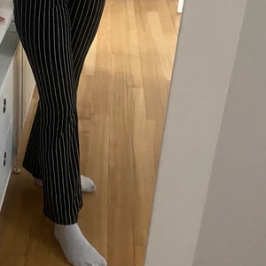 Svart/vit randiga boothcut byxor  - Använda. Inte slitna och jätte sköna. Originalpris va 300kr