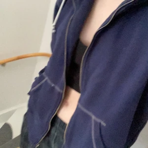 Hoodie - En zip up hoodie som jag har använt 2 ggr